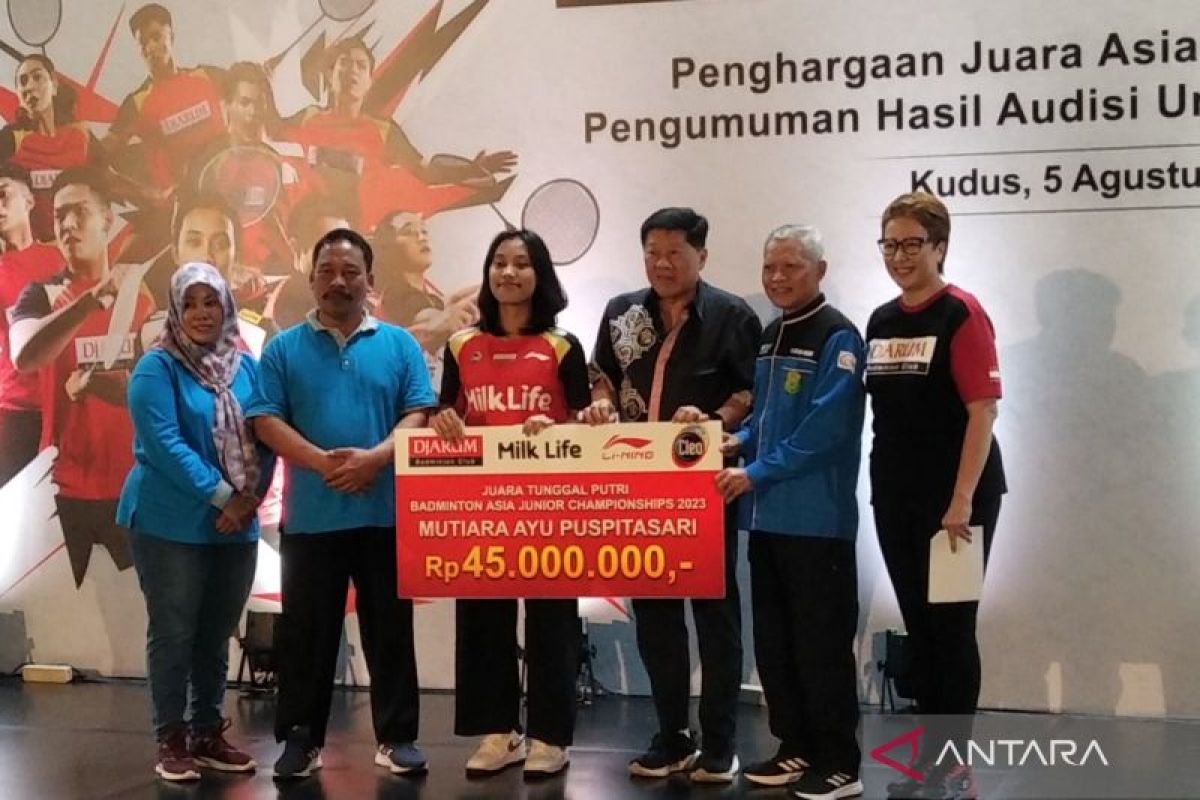 Juara di Asia Junior Championships 2023, Mutiara terima hadiah