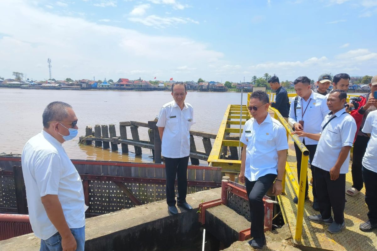 Wali Kota Pontianak yang didampingi Direktur PDAM Khatulistiwa Pontianak meninjau sumber bahan baku air bersih. (ANTARA/Ho- Prokopim PTk)
