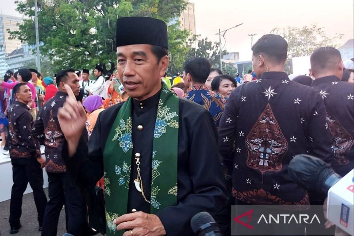 Presiden Jokowi ingin masyarakat luas kembali gemar memakai kebaya