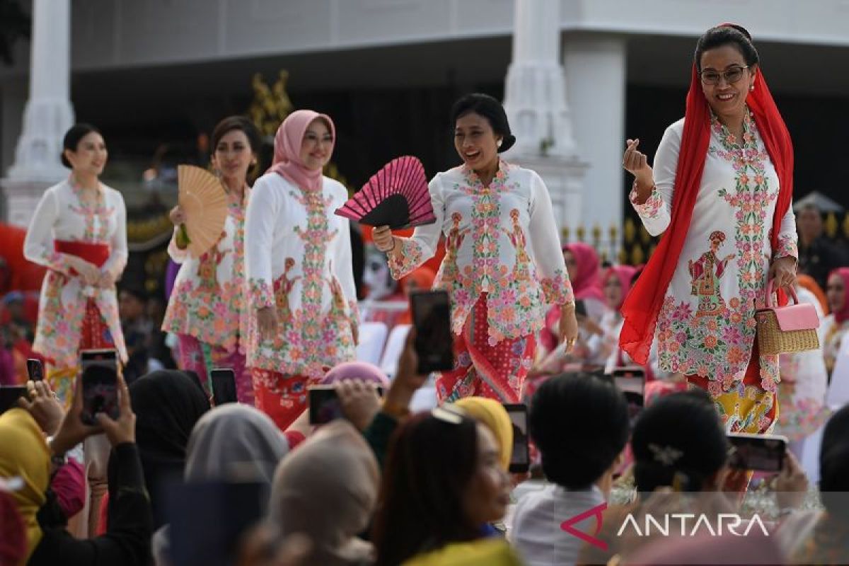 Menteri Jokowi hingga Happy Salma berjalan di “catwalk” depan Istana