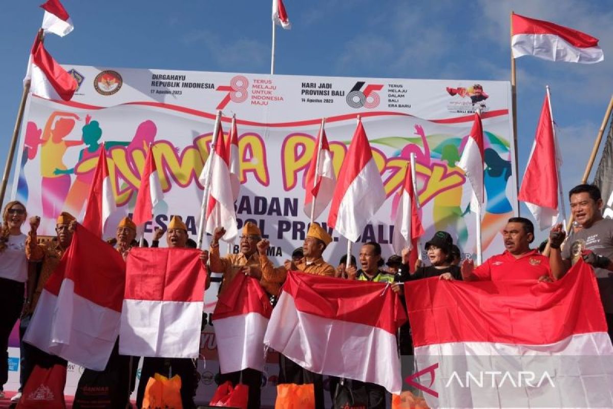 Pembagian bendera Merah Putih di Bali