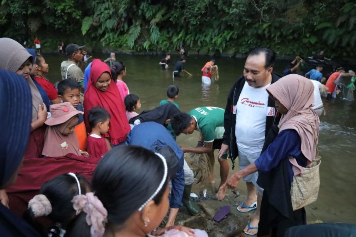 Dua hari Kunker di Patomuan,  Benny Utama tidur ditenda pinggir sungai