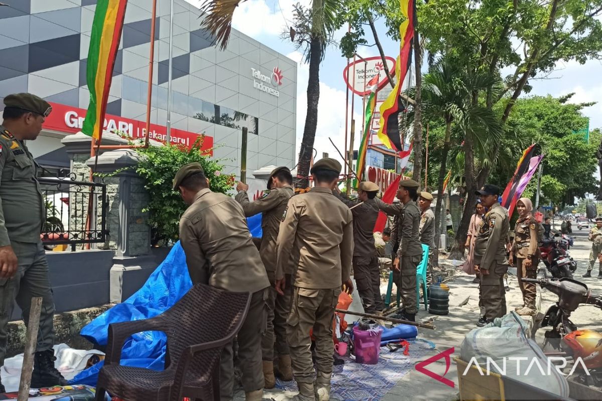 Satpol-PP Pekanbaru tertibkan puluhan pedagang bendera di trotoar Jalan Sudirman