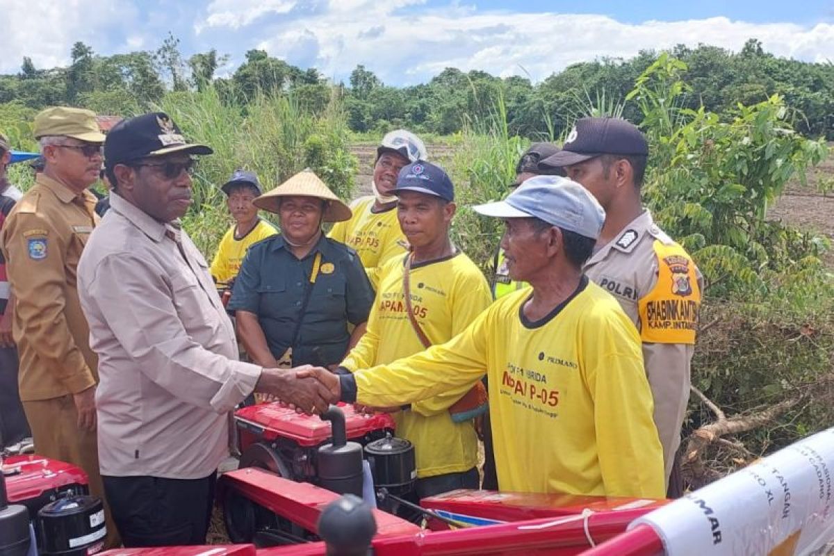 Bupati Keerom berikan bantuan 13 Alsintan kepada petani padi