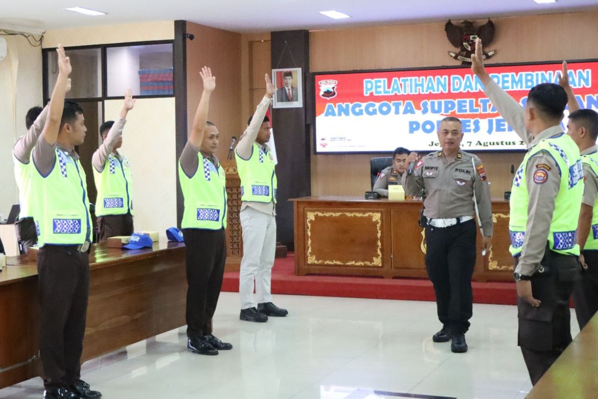 Polres Jepara  kukuhkan 34 supeltas untuk bantu atur lalu lintas