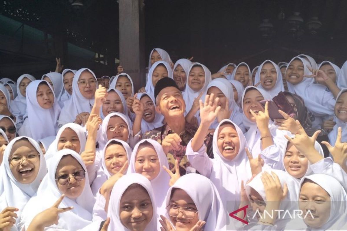 Gubernur Jateng sapa ratusan santri Ponpes Al Muayyad saat ke Solo