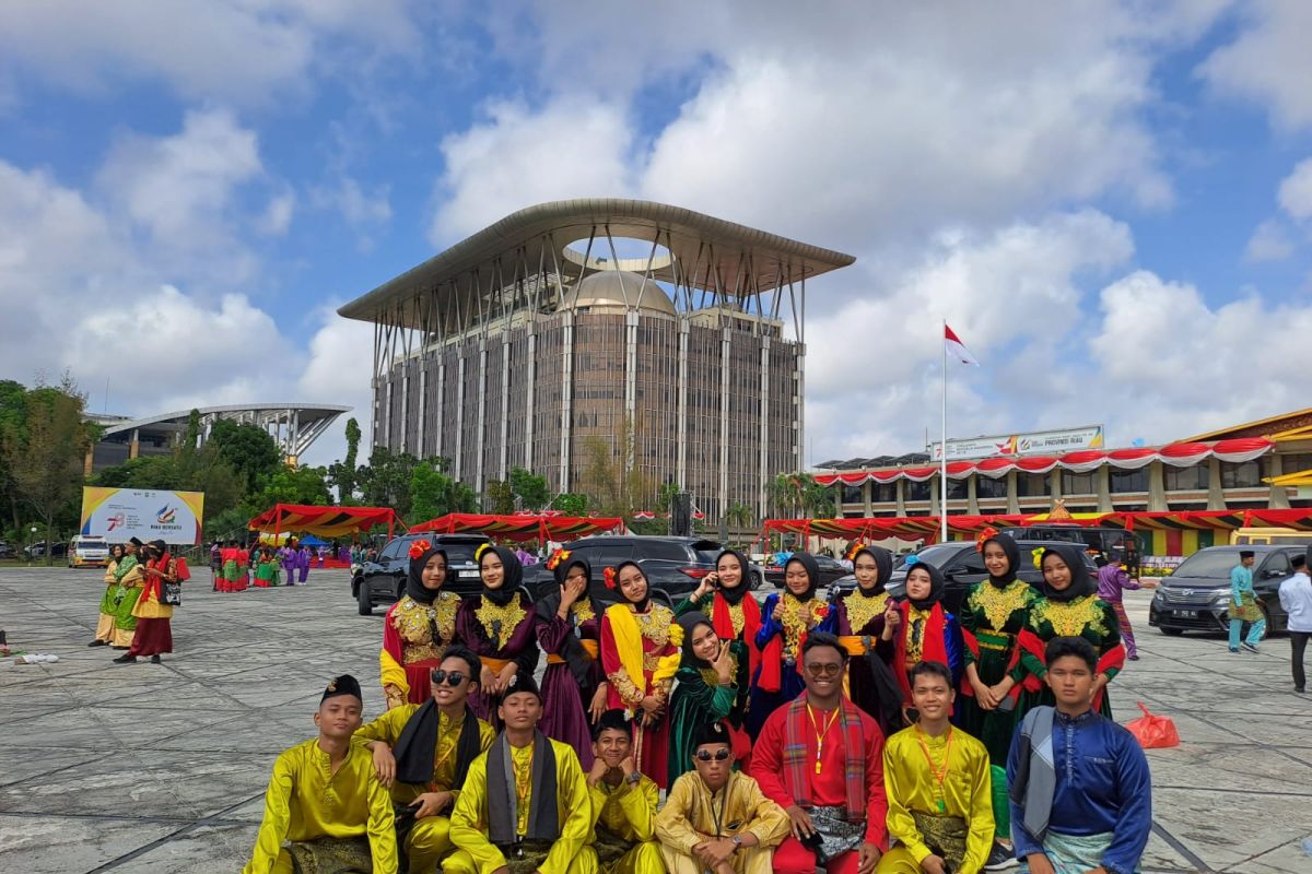 Tari massal pelajar SMA meriahkan HUT ke-66 Provinsi Riau