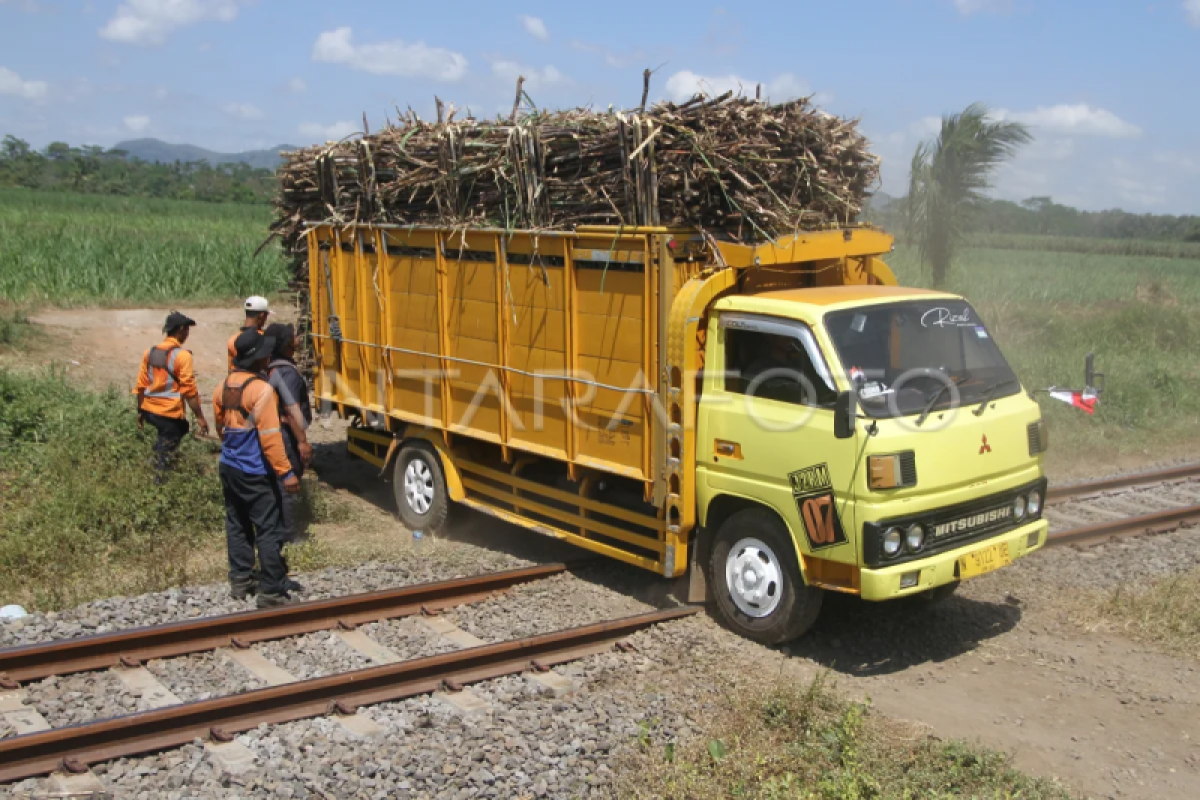 Pengamanan perlintasan kereta tak berpalang pintu