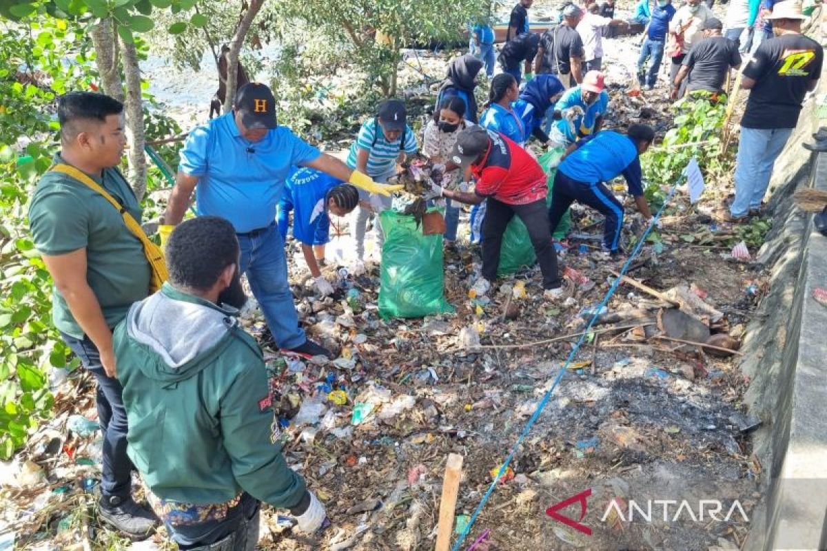 ASN di Manokwari bersihkan kota sambut HUT RI