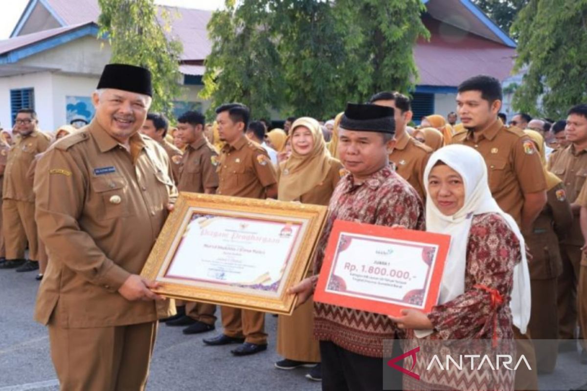 Wako Solok serahkan tujuh penghargaan diraih di ajang Harganas