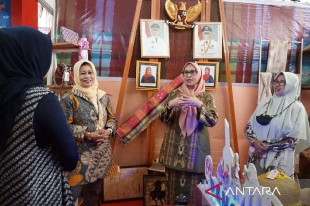 Dekranasda Luwu Timur kembangkan produk sutera UMKM