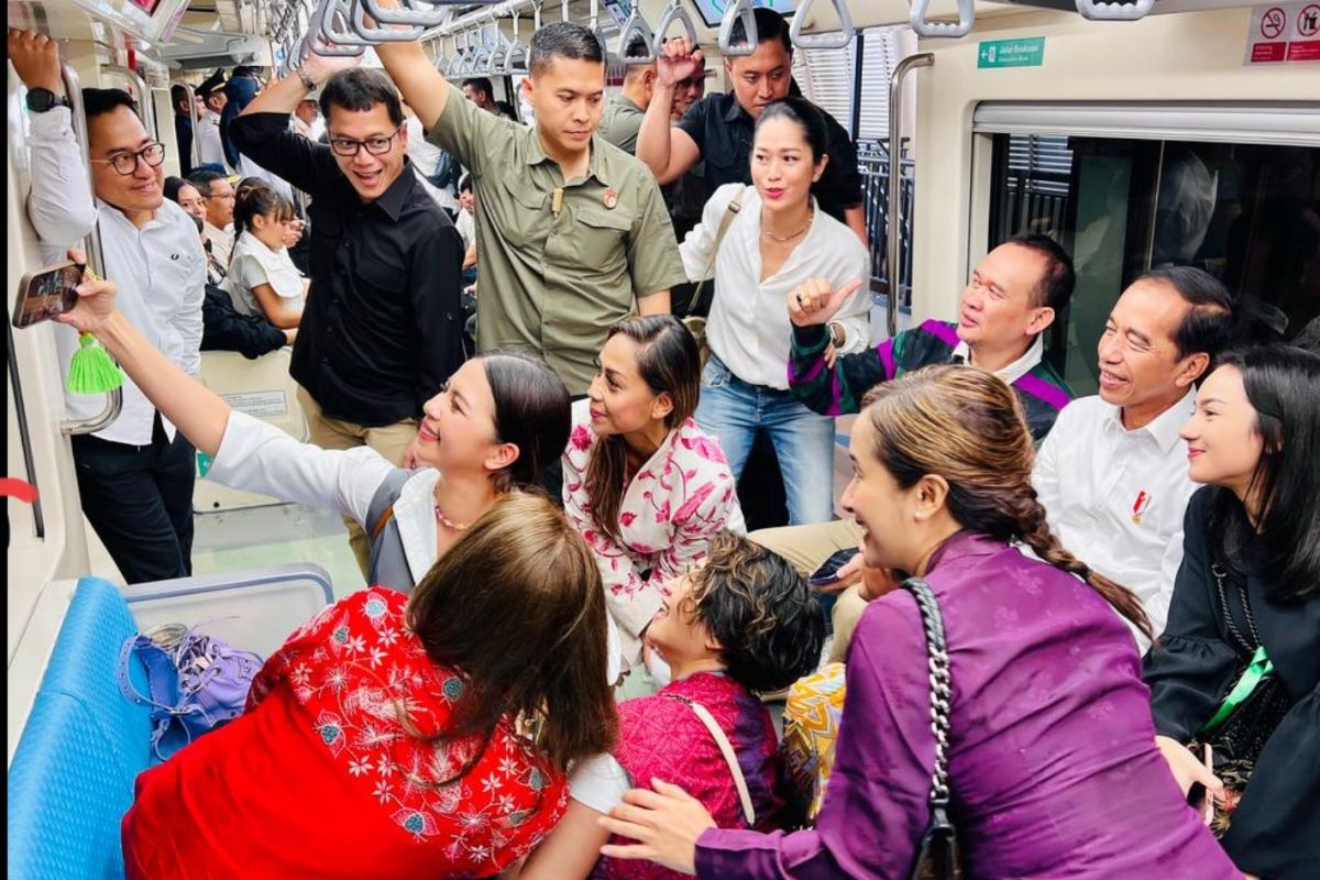 Penggiat seni senang dan bangga diajak naik LRT bareng Jokowi