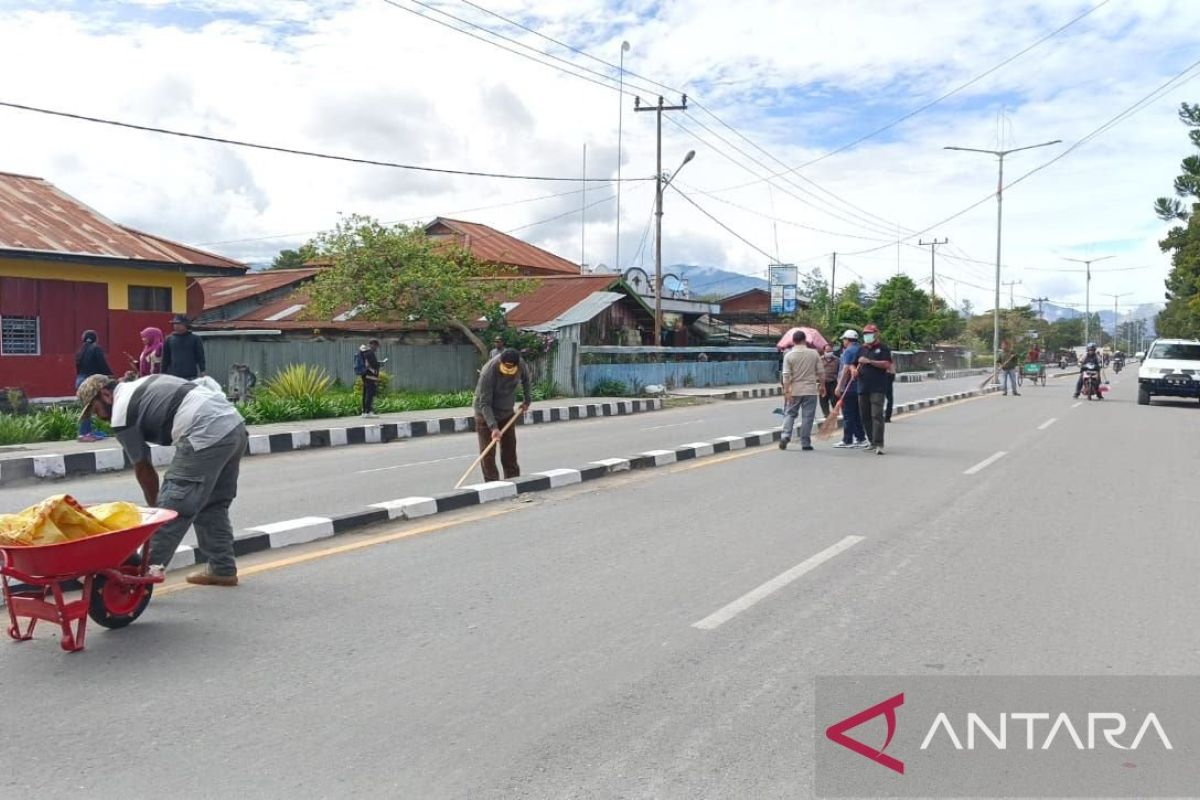 Bupati Jayawijaya pimpin pembersihan kota dalam rangka HUT RI