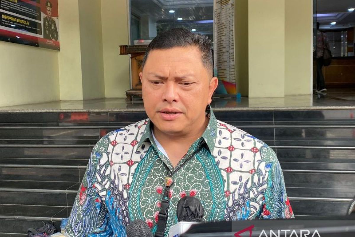 Tiga polisi ditangkap karena diduga terkait terorisme