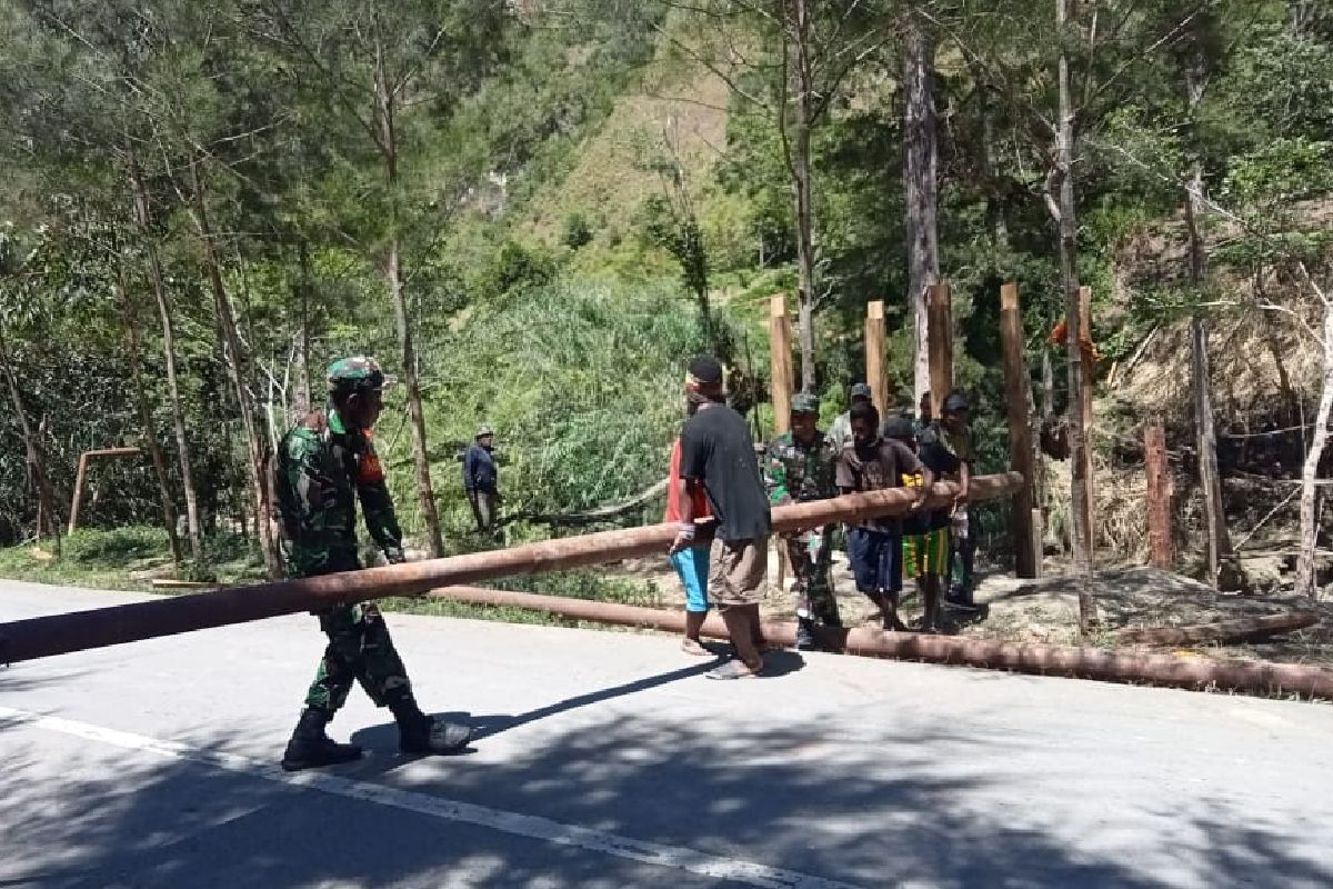 Kodim 1713/Lanny Jaya bantu bangun jembatan penghubung antar kampung