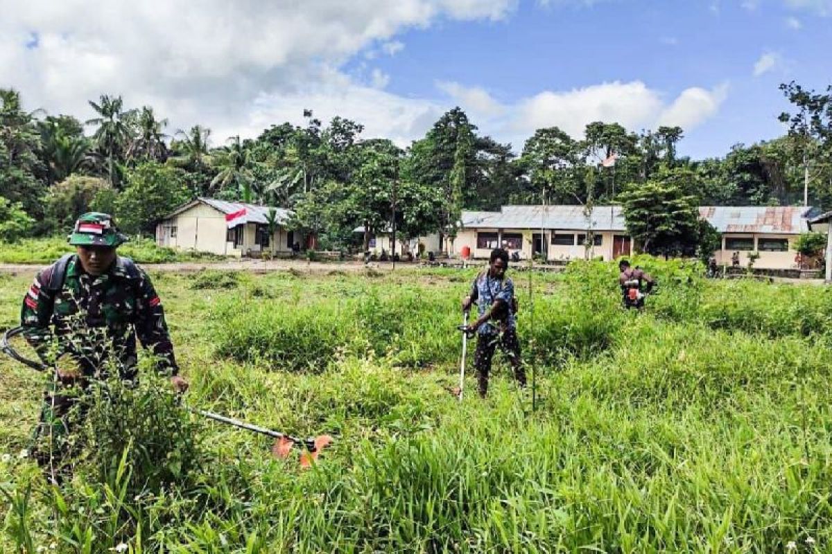 Satgas Pamtas Yonif 122/TS  bersihkan halaman SD Inpres Sawiyatami Keerom