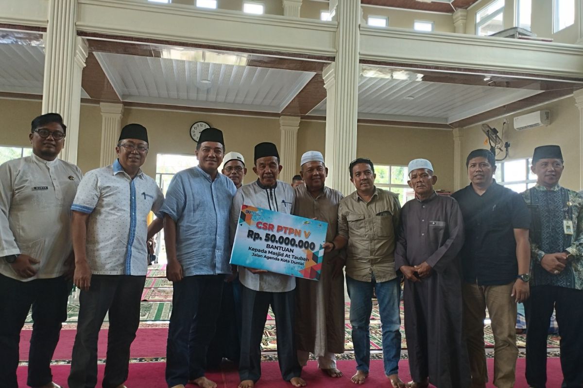 Legislator PAN Jon Erizal dan Sunaryo salurkan CSR PTPN V Rp300 juta ke Dumai