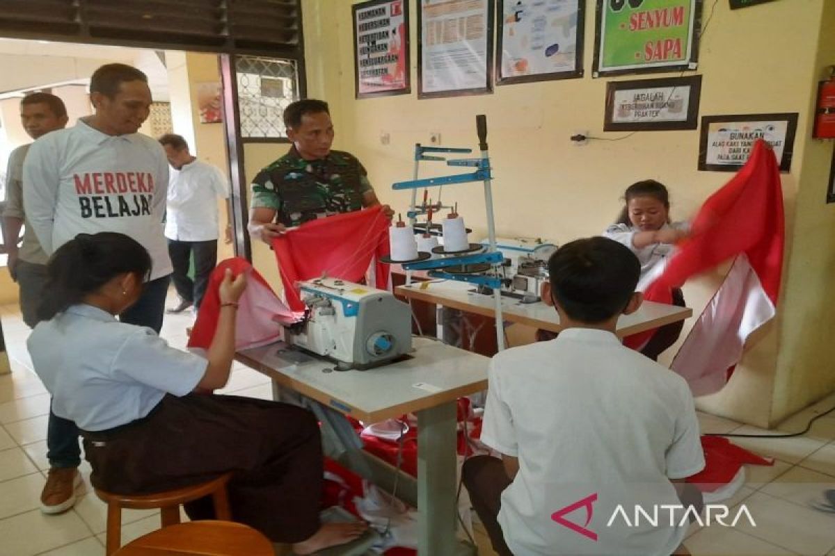 Prajurit TNI Kendari kawal pembentangan bendera sepanjang 17 kilometer