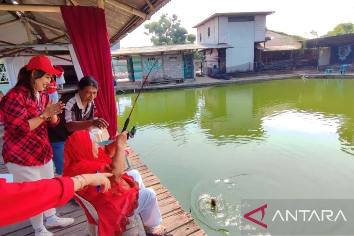 Peringati HUT RI, puluhan perempuan ikuti lomba mancing ikan