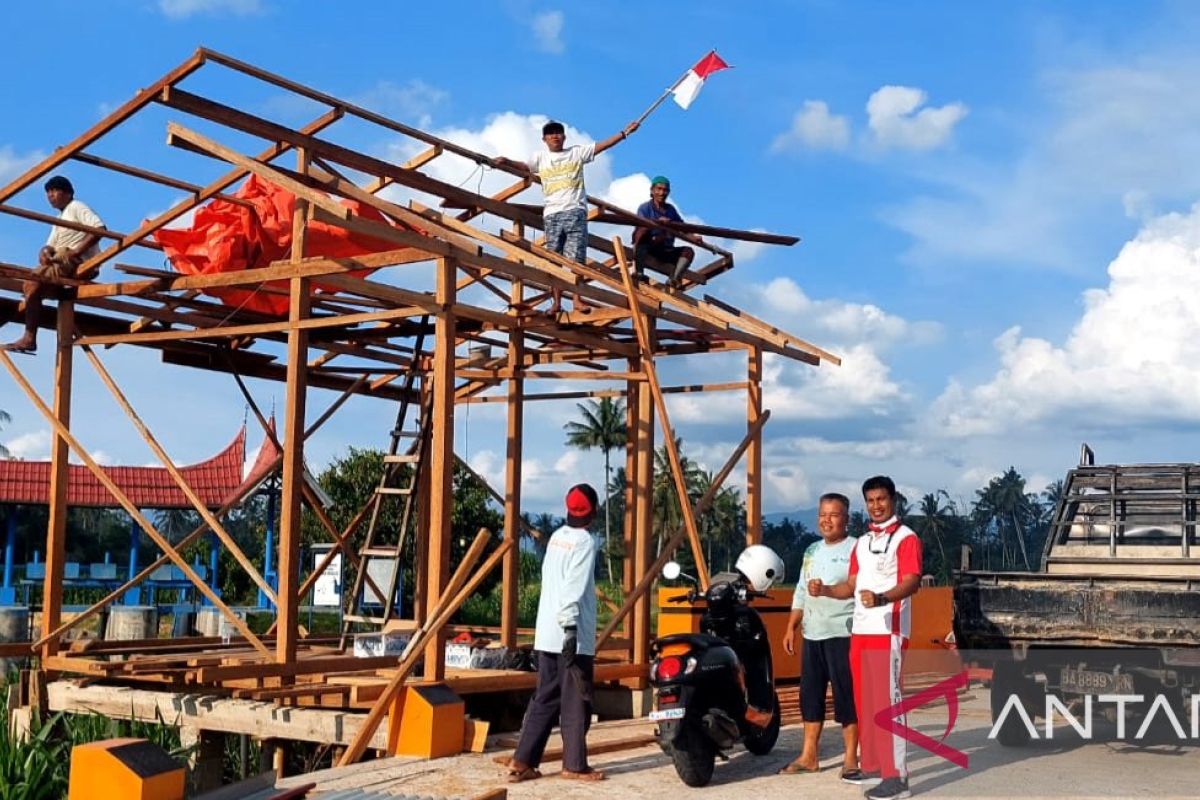 Kerja sampingan jadi ojol, Polisi di Payakumbuh bangun Poskamling untuk warga