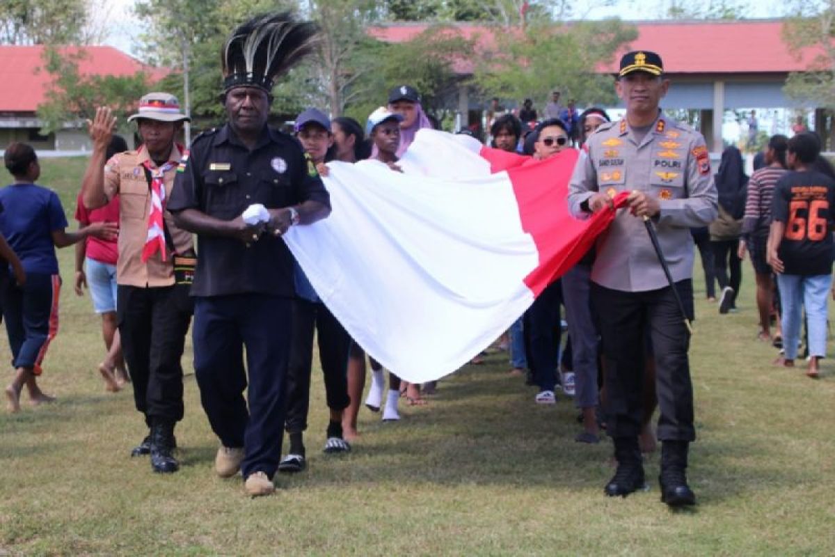 200 warga Merauke bentangkan Bendera Merah Putih sepanjang 78  meter