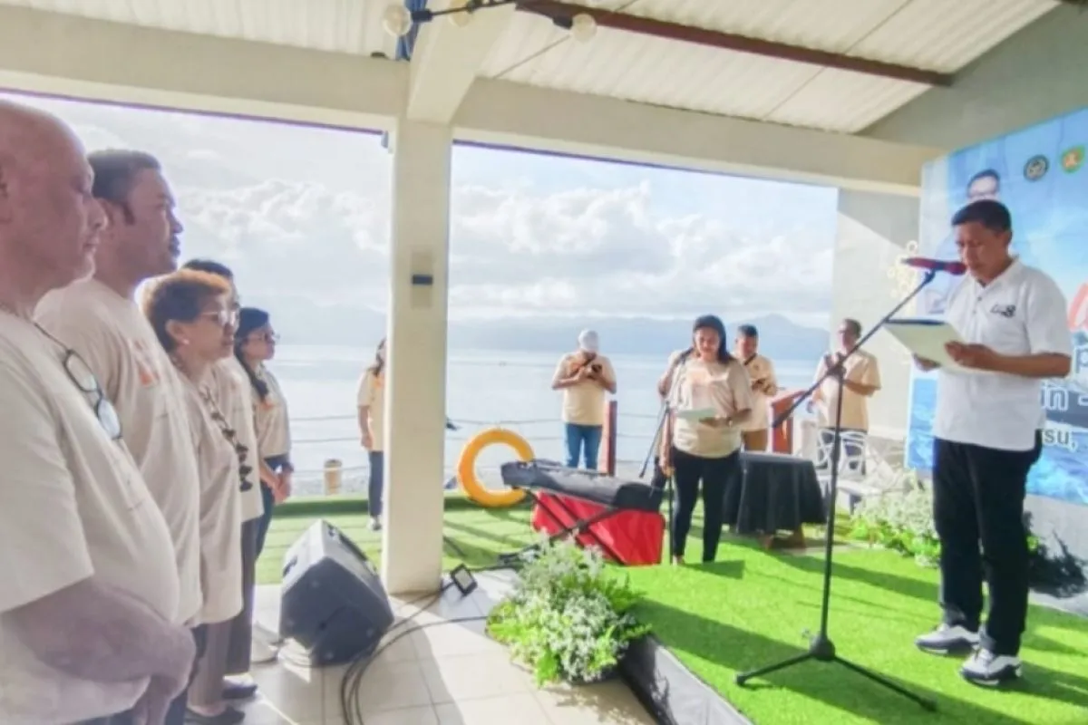 Penjabat Wali Kota Ambon, Bodewin Wattimena mengukuhkanBadan Promosi Pariwisata Kota Ambon Periode 2023 -2026, di Ambon Minggu (13/8). ANTARA/ Penina F Mayaut.