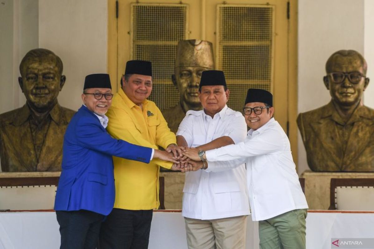 Survei Polling Institute: Publik tak percaya Jokowi "cawe-cawe" deklarasi Golkar-PAN