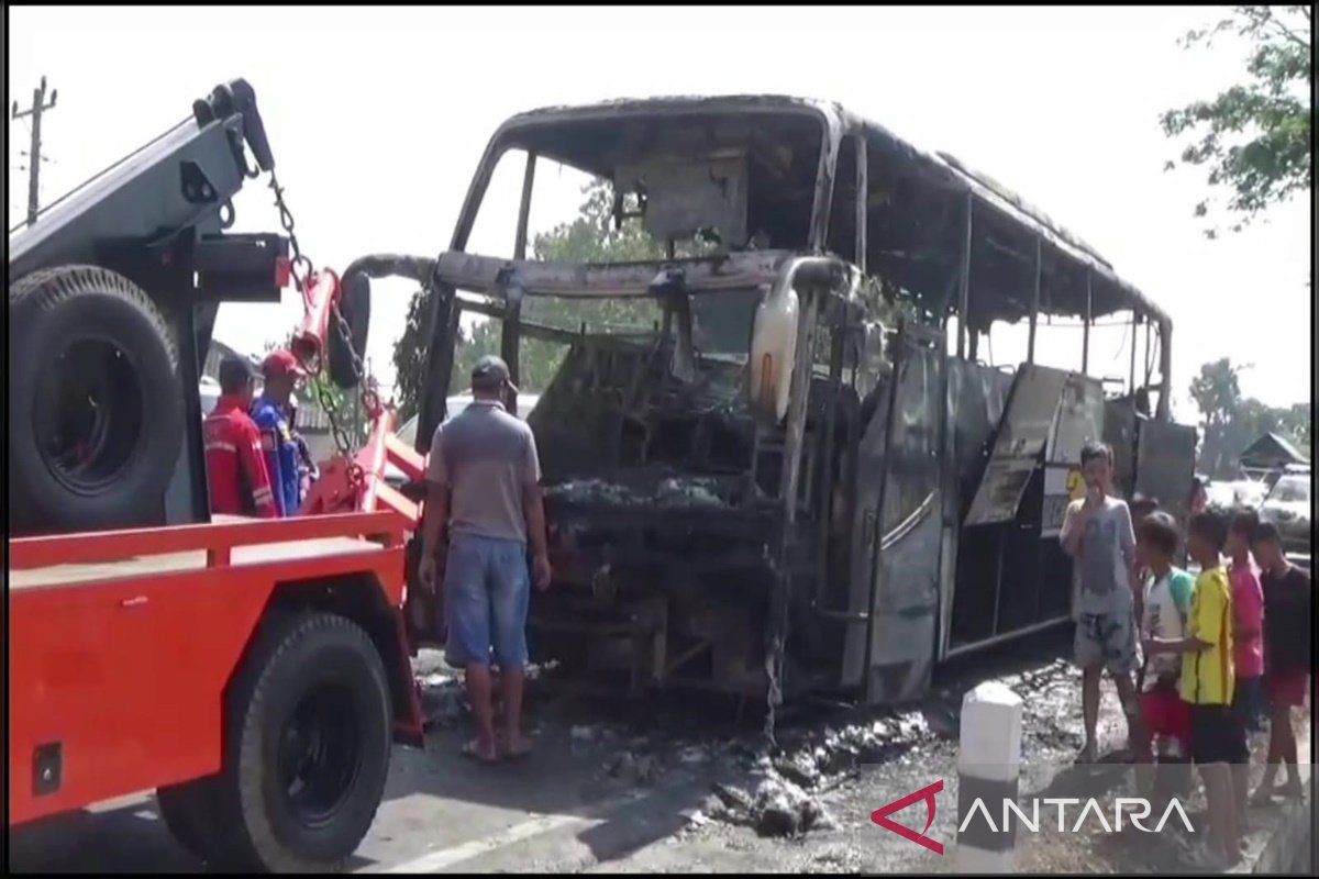 Bus Pariwisata terbakar di Klaten 46 penumpang selamat