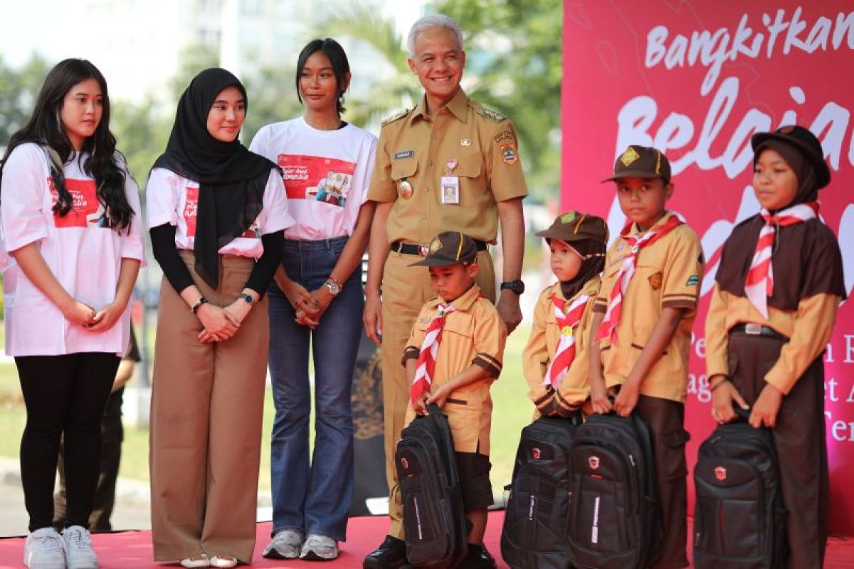 Gubernur Jateng dan puluhan "influencer" bagikan ribuan paket alat tulis