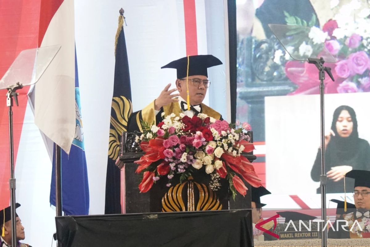 Sekjen Kemenkumham menerima gelar honoris causa dari Unesa