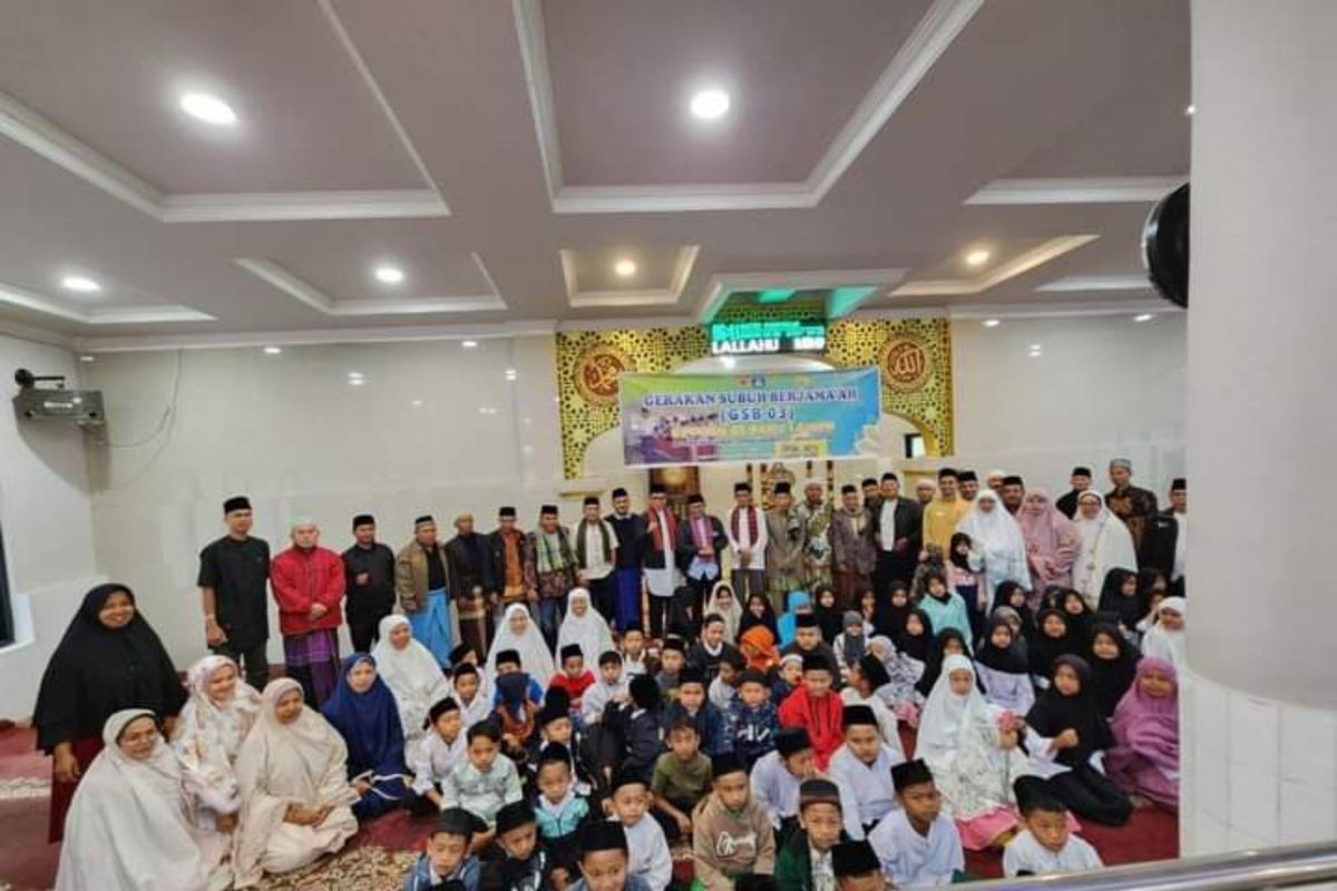 Sekolah Dasar di Tanah Datar biasakan siswanya laksanakan sholat subuh berjamaah