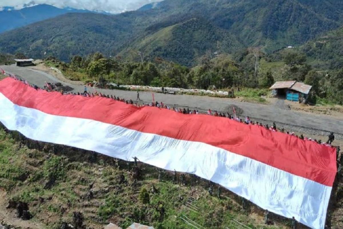 Bendera Merah Putih sepanjang 100 meter dibentangkan di Kampung Mamba