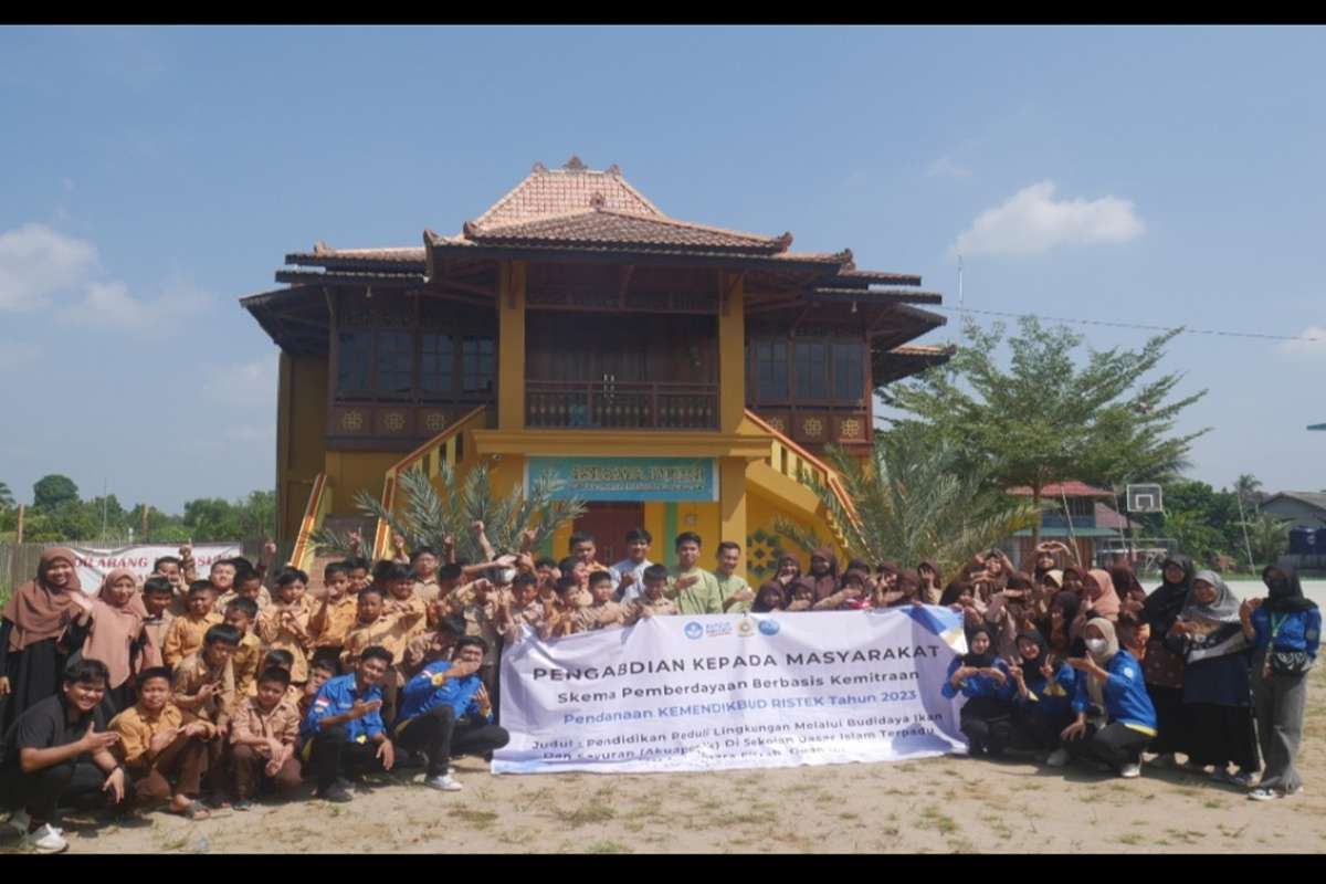 Menumbuhkan sikap peduli lingkungan di SD IT Menara Fitrah melalui budidaya ikan dan sayuran