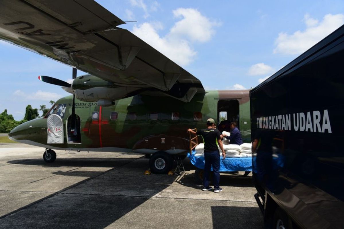 Lanud Roesmin Nurjadin siagakan pesawat lakukan pendinginan karhutla