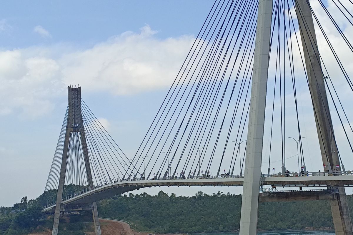 Polda Kepri kibarkan sebanyak 78 Bendera Merah Putih di Jembatan I Barelang