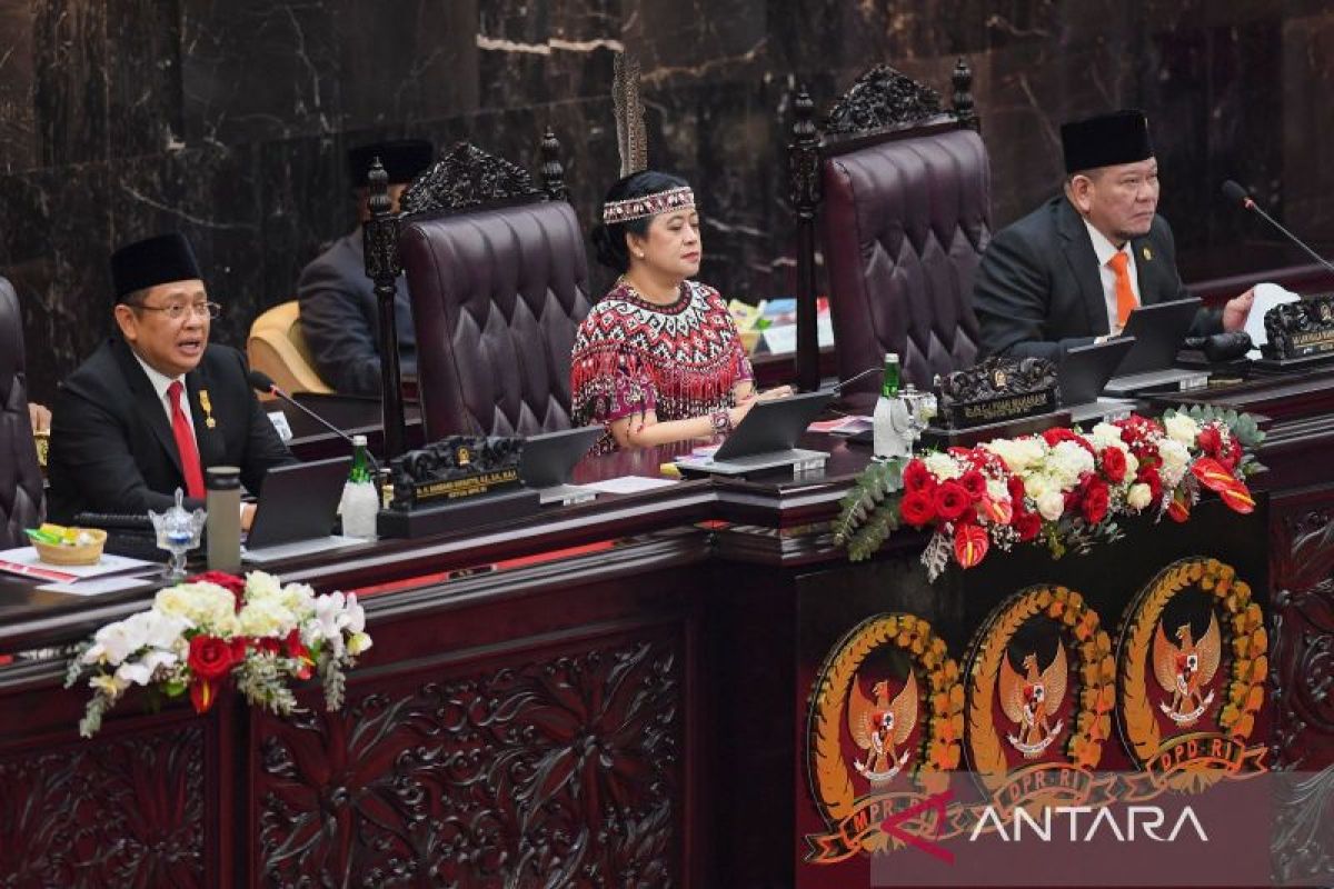 Puan Maharani  gunakan baju adat Suku Dayak di Sidang Tahunan MPR 2023