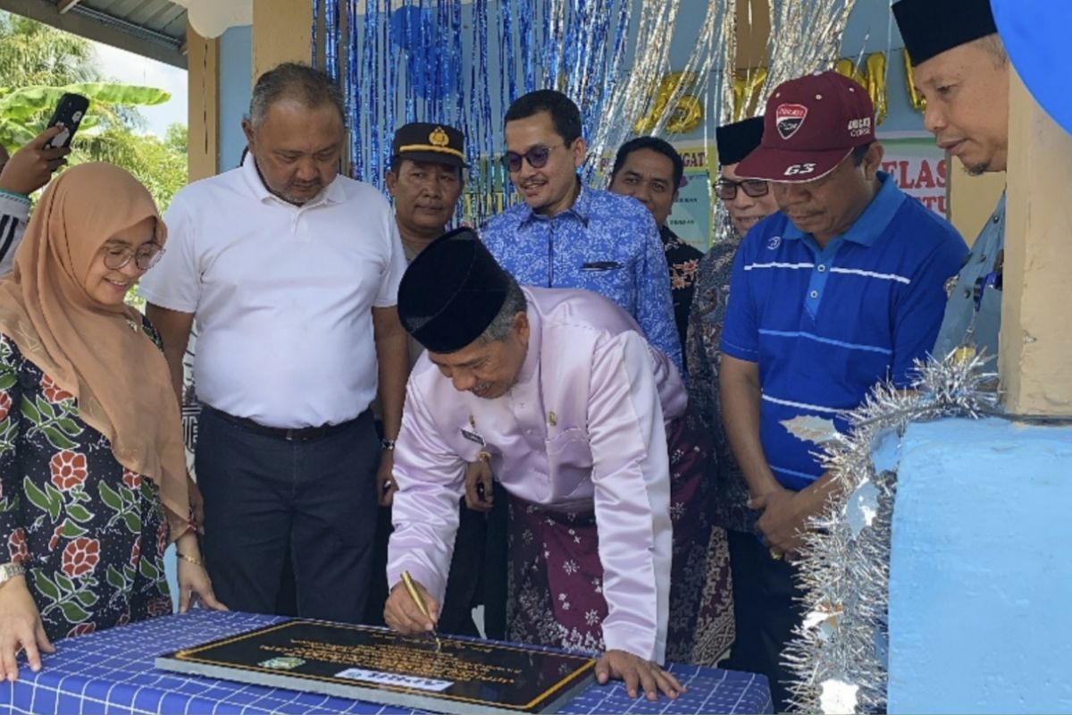 RAPP serahterima gedung posyandu dan beasiswa S1 Suku Anak Rawa di Siak