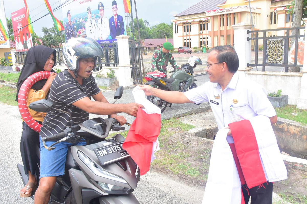 Kesbangpol Bengkalis bagi-bagi bendera ke pengguna jalan