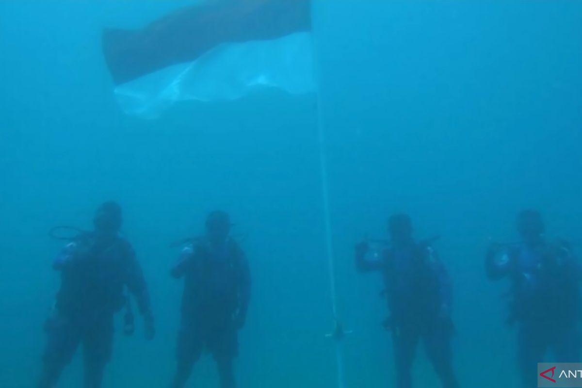 Koarmada III kibarkan Merah Putih di kedalaman laut tujuh meter