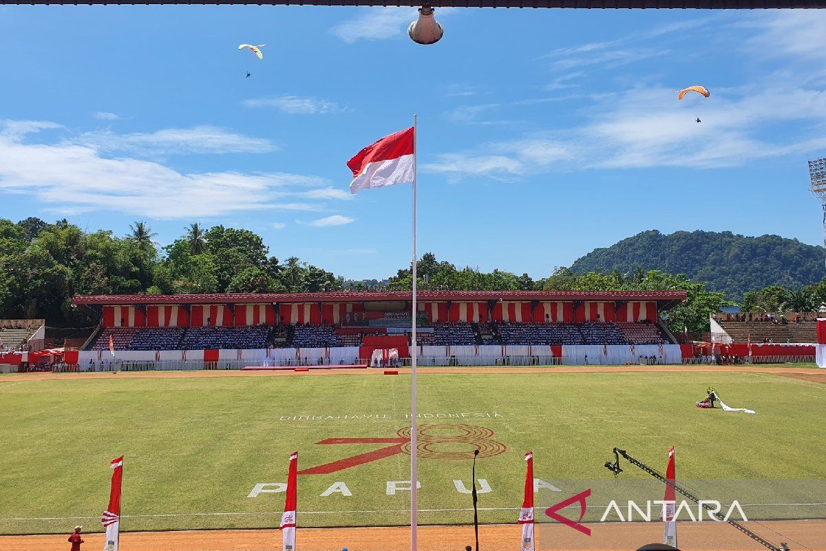 Atraksi paramotor dan drum band ramaikan HUT ke-78 RI di Mandala