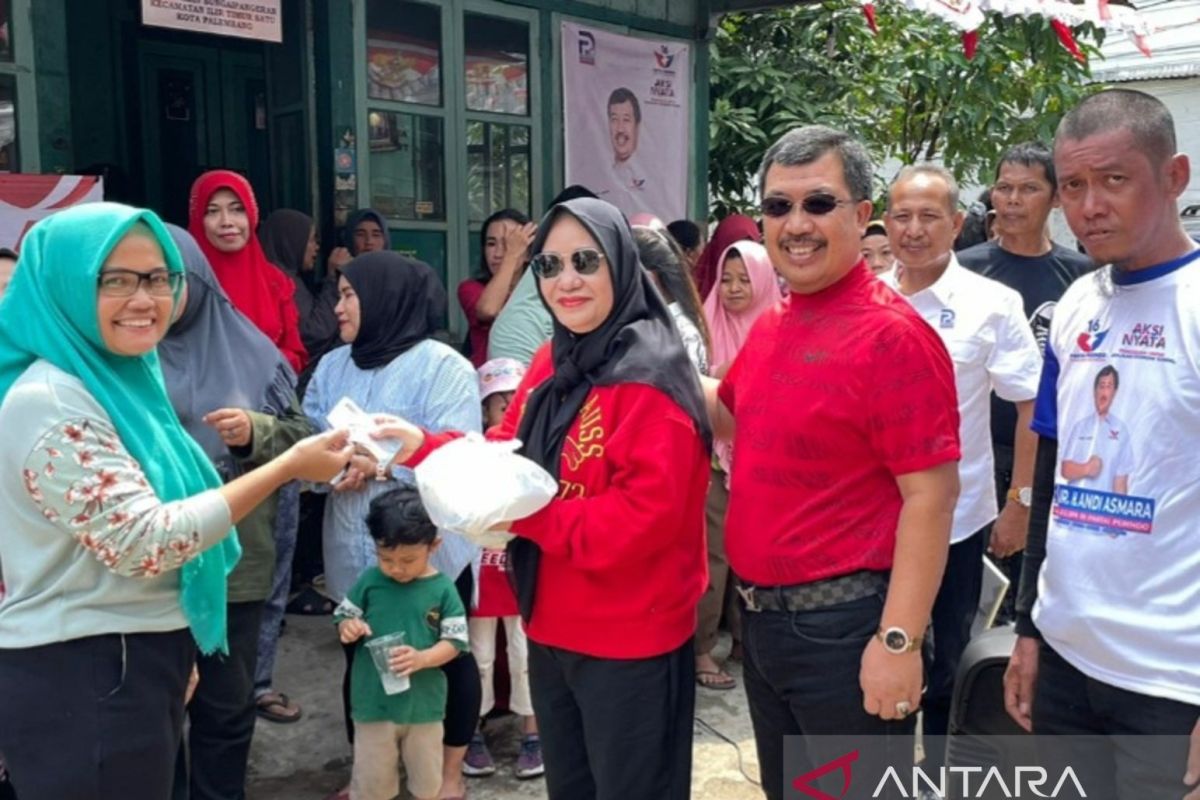 Semarakkan HUT RI ke-78, politikus Perindo Andi Asmara bagikan sembako murah