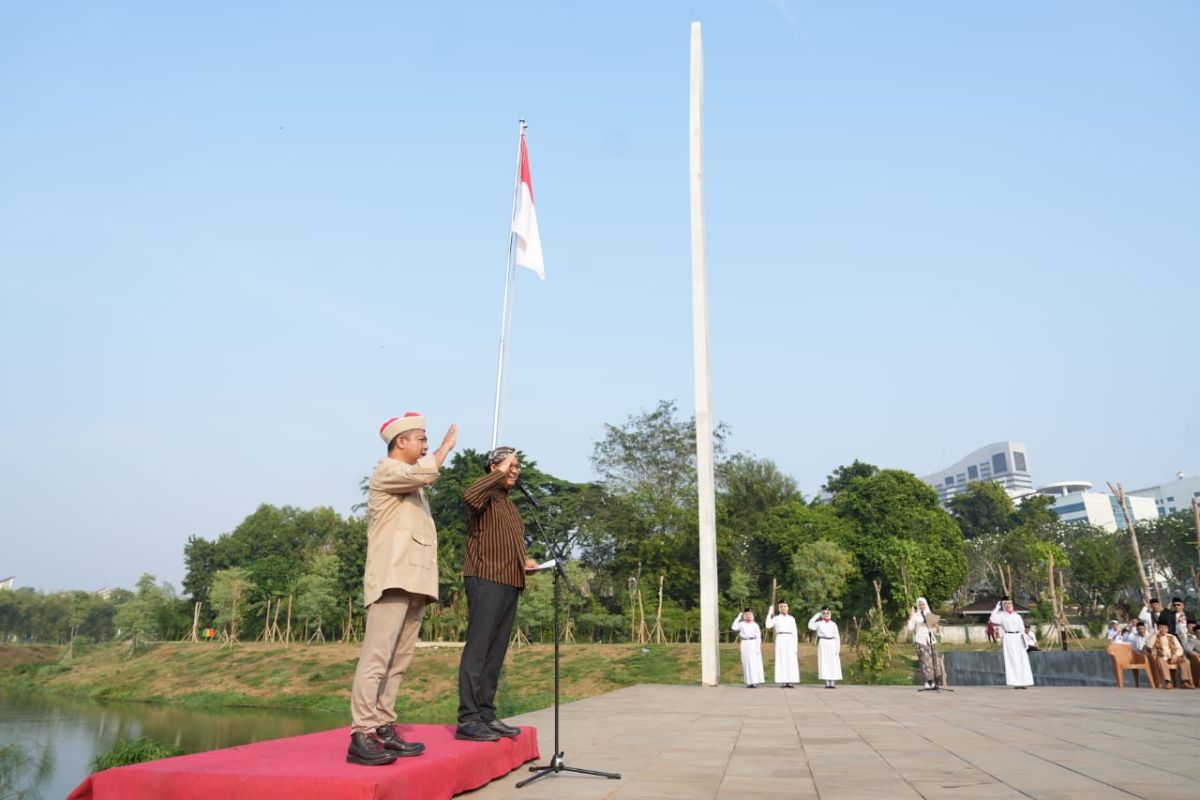 Rayakan HUT RI, Anies Baswedan tercebur di waduk