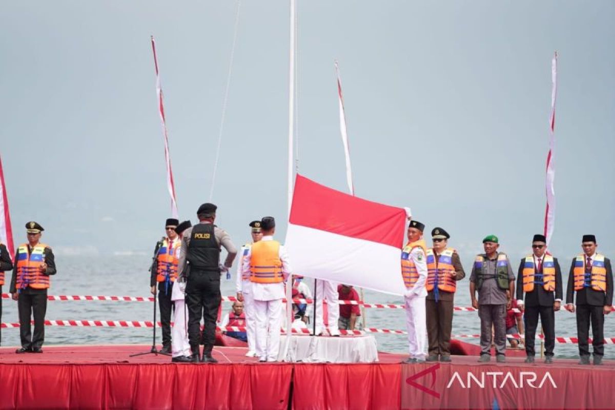 Pemkab Solok gelar peringatan HUT RI di tengah Danau Singkarak