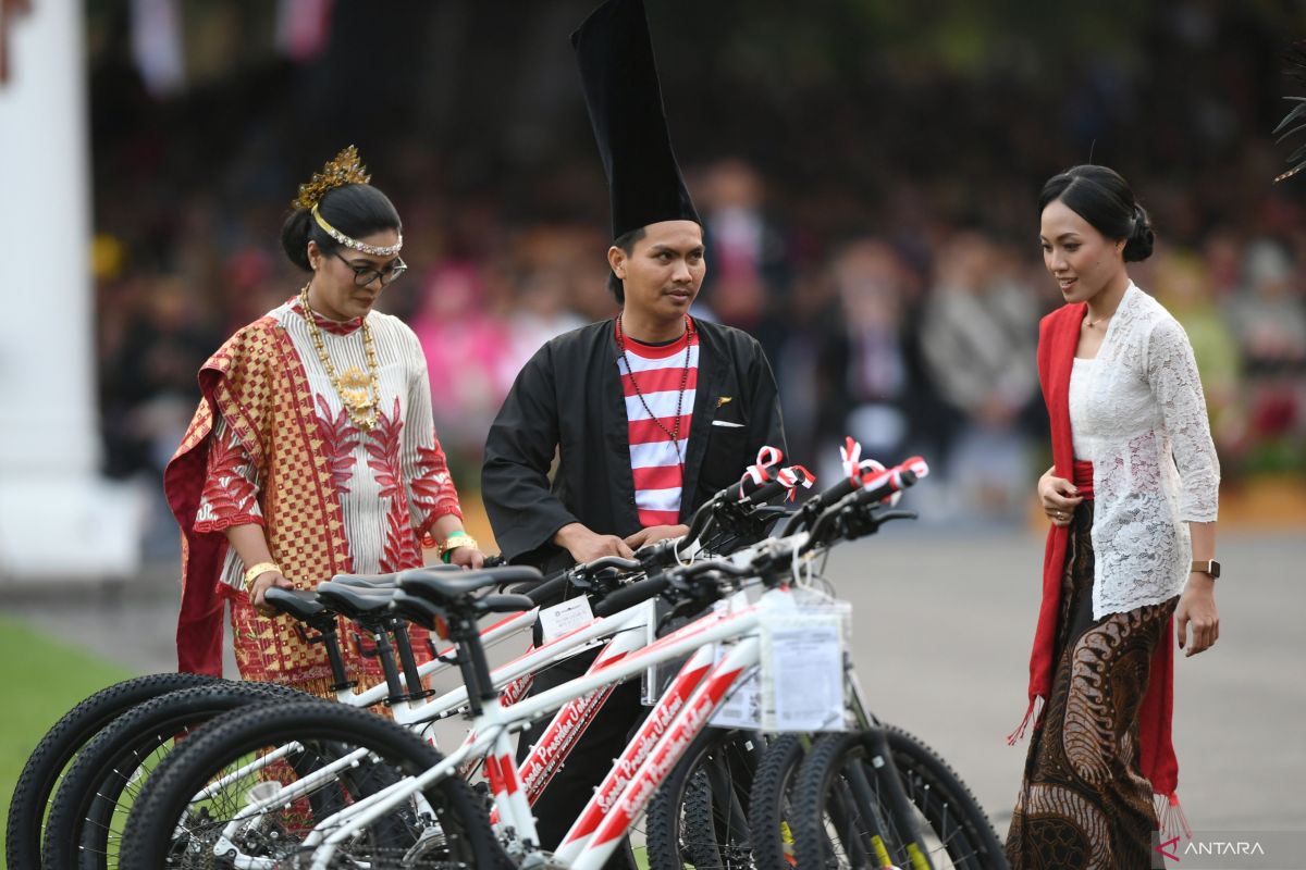 Apakah wajib mengenakan baju adat saat menghadiri upacara HUT RI di istana?