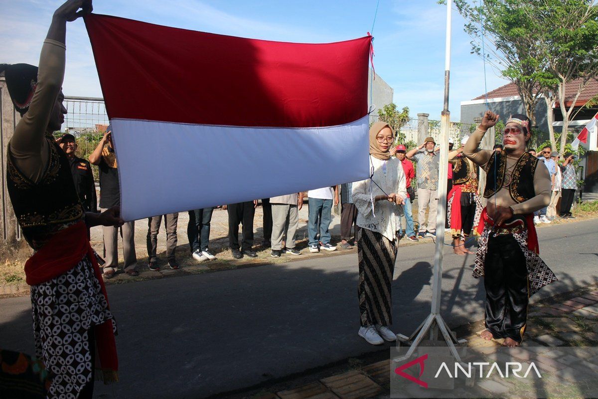 Upacara kemerdekaan  di Banyuanyar Solo digelar dengan cara yang unik