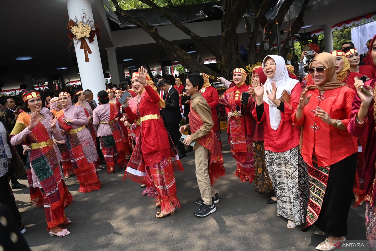 Humaniora kemarin, Dana Desa hingga Rungkad didendangkan di Istana