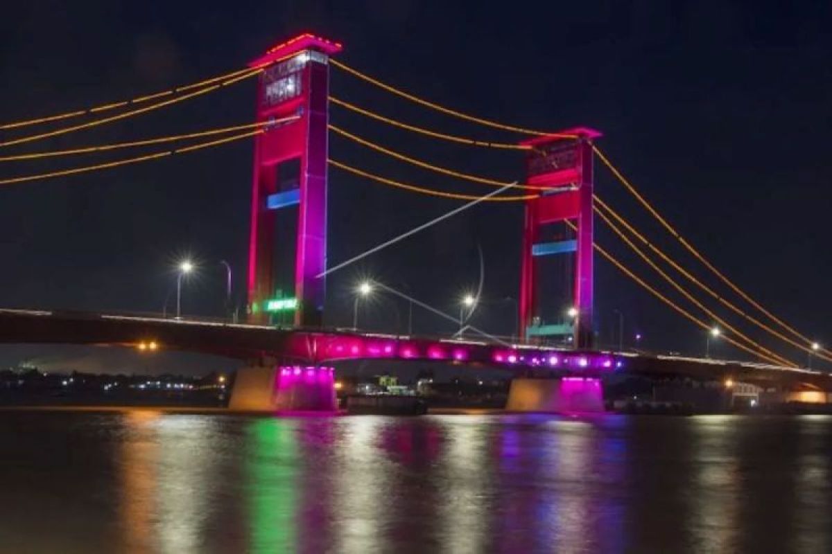 Jembatan Ampera dipasangi lampu motif songket