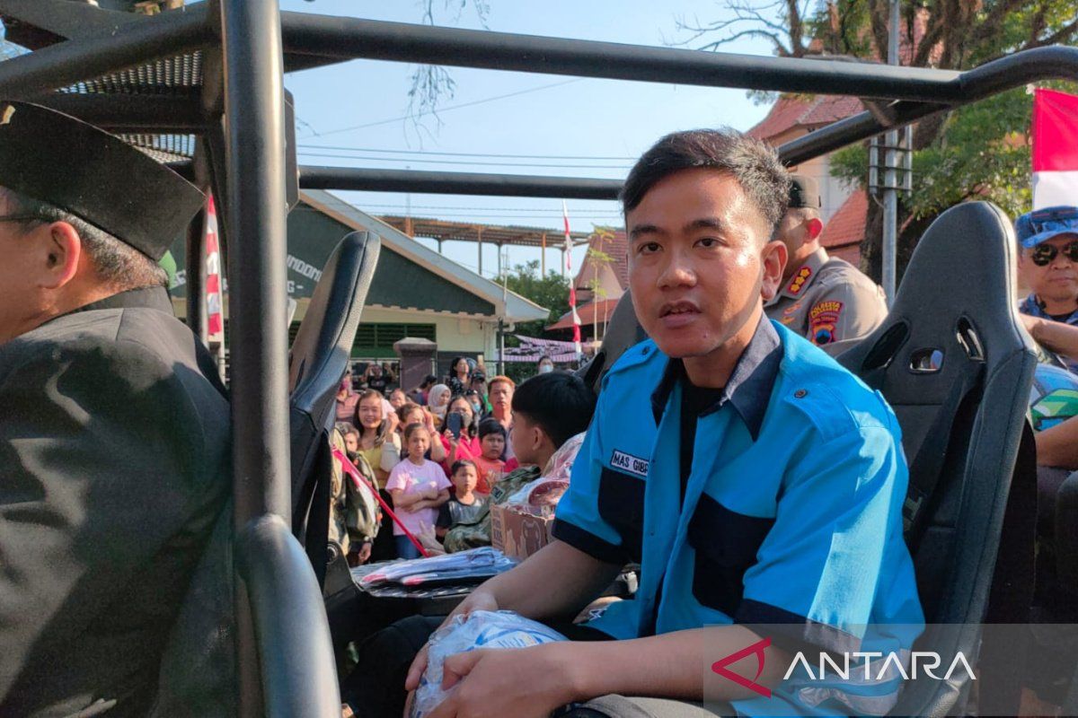 Gibran berkostum juru parkir ikuti pawai pembangunan