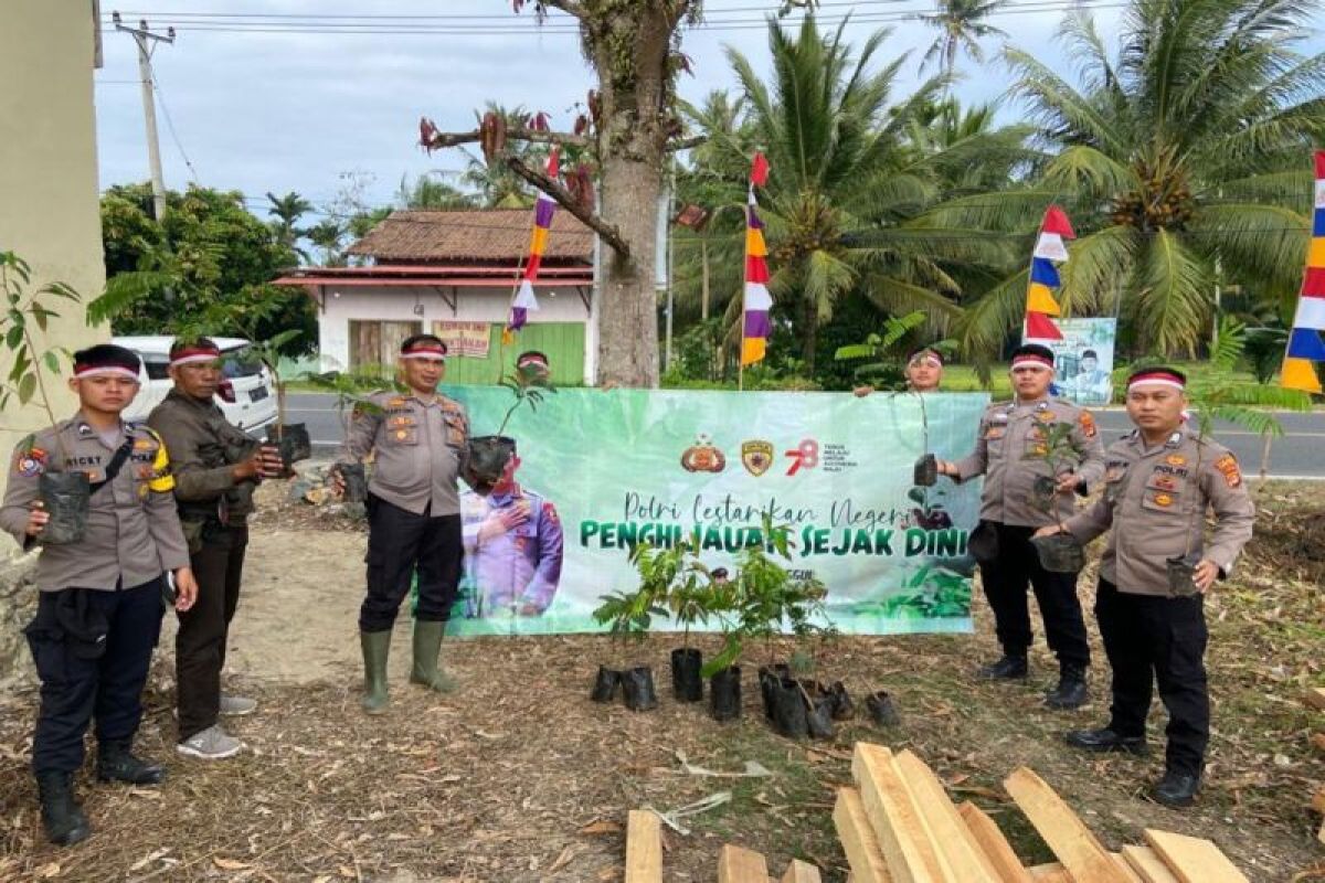 Polres Pesisir Barat tanam pohon sejak dini di lahan kosong