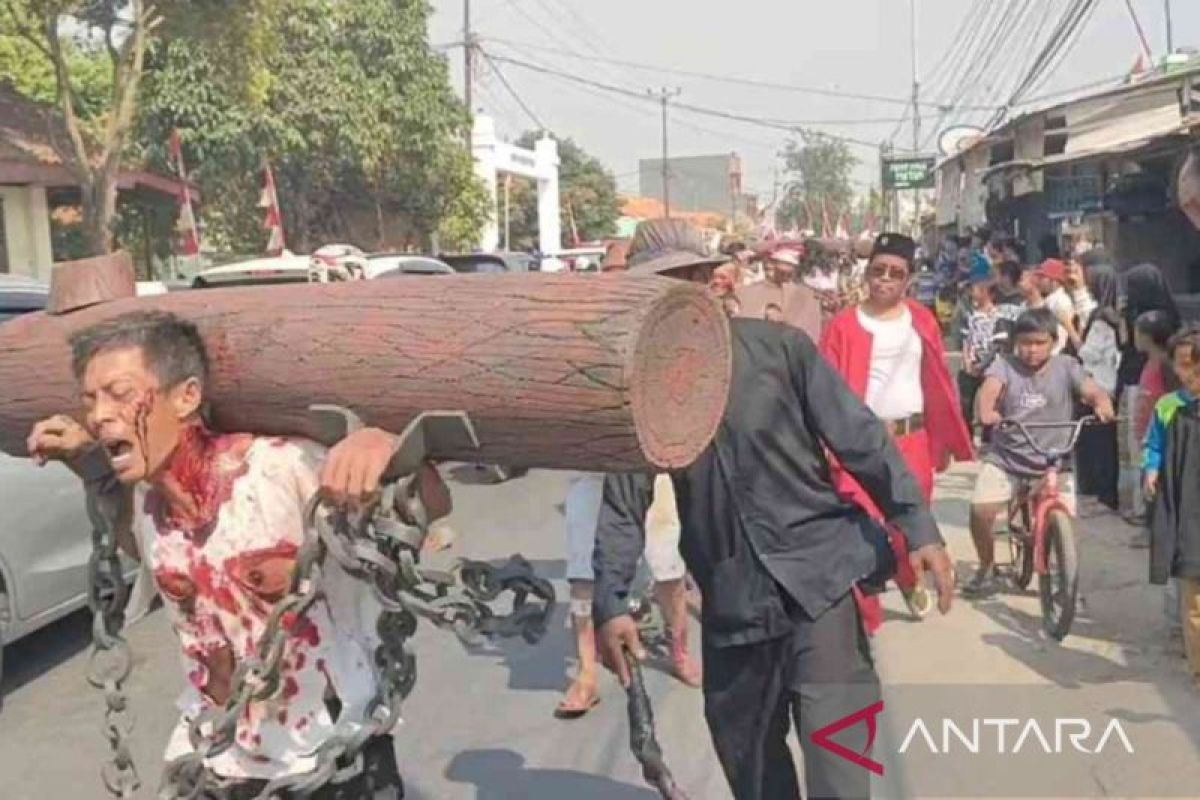 HUT RI, ribuan warga Bekasi saksikan teatrikal perjuangan KH Noer Ali